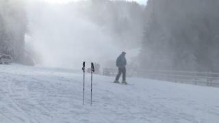 Pregătiri intense pentru un sezon de schi cât mai lung. Cum sunt amenajate pârtiile din masivul Postăvarul