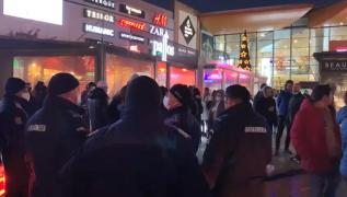 Ameninţare cu bombă în mall-ul Băneasa Shopping City. SRI: "Alerta a fost falsă" | Un copil a vrut să facă o glumă