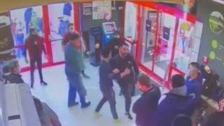 Bătaie într-un supermarket din Buzău, după ce un client a refuzat să poarte masca