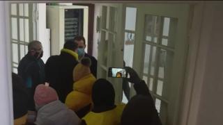 Cum a fost posibil asediul AUR de la Primăria Timişoara. George Simion și un grup de simpatizanți au încercat să ajungă în biroul lui Dominic Fritz