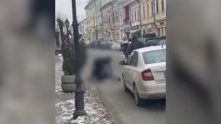 Bătaie ca-n galele MMA pe stradă, în Sighetu Marmaţiei. Doi tineri și-au împărțit pumni și picioare, în mijlocul drumului