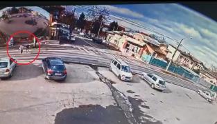 Imagini dramatice: Momentul în care cele două fetițe au fost spulberate de mașina de poliție, pe Bld. Laminorului