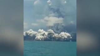 Tsunami după erupţia violentă a unui vulcan subacvatic din Tonga, Pacific. Imagini din satelit
