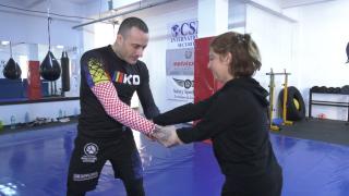 Cursuri practice de autoapărare. Ce poate învăţa o femeie care vrea să scape de un agresor