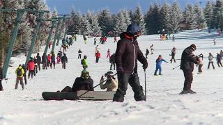 "Atmosfera şi locul este superb". Distracţie, zăpadă şi voie bună pe pârtiile din Pasul Bucin din Harghita