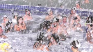 Prețurile mai mici după sărbători i-au îndemnat pe turişti să aleagă Băile Felix. Tunurile cu spumă, prilej de bucurie