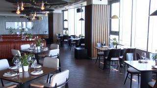 Masa în oraş, un lux pentru mulţi români din cauza scumpirilor. Cât a ajuns să coste un simplu hamburger