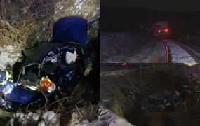 Doi fraţi au murit, după ce maşina în care se aflau a fost lovită de tren în Bistriţa-Năsăud. Mai aveau 5 km până acasă