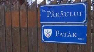 Plăcuţele stradale din Miercurea Ciuc, tăiate pentru a respecta legea. Numele românesc al străzii, deasupra celui maghiar