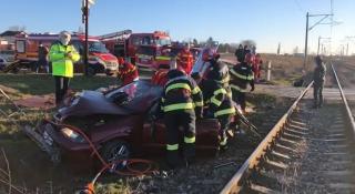 Doi tineri, soț și soție, uciși de tren în Galați. Mașina lor a fost spulberată la o trecere de cale ferată din Şendreni