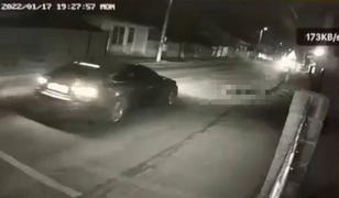 Bătrân prăbușit pe șosea, spulberat pe un drum din Tulcea. O cameră de supraveghere a filmat imaginile de coșmar