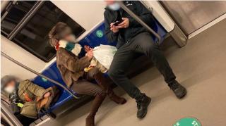 Gest şocant la metrou, în staţia Lujerului: o femeie a încercat să împingă pe şine doi călători, folosind o cruce mare