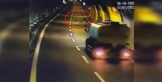 Șoferul unei cisterne cu motorină, manevră de infarct ca să evite doi măgari, într-un tunel din Italia