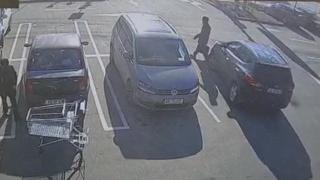 Bătrân lovit de o mașină în parcarea unui supermarket din Alba Iulia. Șoferul spune că a fost orbit de soare