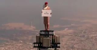 Cascadorie aviatică în Dubai. O stewardesă s-a urcat pe cea mai înaltă clădire din lume, în timp ce un avion a trecut pe langă ea