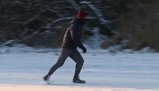 Motive de fericire pentru amatorii de adrenalină. Mureșul a înghețat, iar localnicii au transformat râul într-un uriaș patinoar