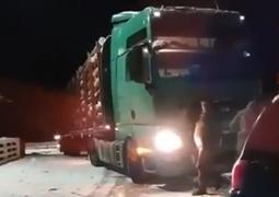 Mai multe TIR-uri au derapat sau au rămas blocate pe şosele, din cauza viscolului