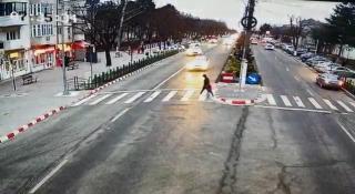 Doi minori, de 6 și 16 ani, au fost spulberați pe trecerea de pietoni, la Fetești. Momentul impactului a fost filmat