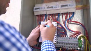 Criza facturilor i-a făcut pe români să încerce să-și schimbe furnizorul de energie, dar nu prea au opțiuni. Diferenţe uriaşe între oferte