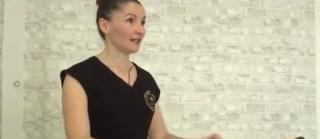 Gimnastică pentru bolile pandemiei. O instructoare din Braşov ţine cursuri online pentru cei afectaţi de statul la birou