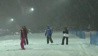 Întunericul nu îi descurajează pe amatorii sporturilor de iarnă. Instalația de nocturnă a fost aprinsă la pârtia Clăbucet