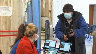 Românii, bulversaţi de declaraţiile contradictorii: Doza buster obligatorie sau adio restricţii