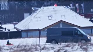 Inconştienţă totală: Copil tras cu sania de o dubă, pe un drum în Braşov