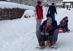 La săniuș pe ulițele Muzeului Satului din Baia Mare. Copiii au uitat de telefoane și au descoperit bucuria zăpezii