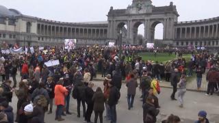 Proteste antirestricţii în Bruxelles. Ciocniri violente între forţele de ordine şi manifestanţi
