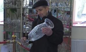 Peste 1.000 de piese, realizate la Fabrica de sticlă din Avrig, pot fi admirate la Palatul Brukenthal. Un fost angajat a găsit vaza gravată de el în 1989