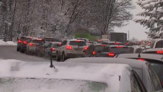 Cel mai scurt drum până în Poiana Braşov. Cozi după cozi: în cât timp ajung schiorii pe pârtie