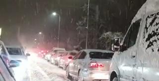 Viscolul puternic le-a dat bătăi de cap șoferilor. În zona staţiunilor montane, turiştii au rămas blocaţi