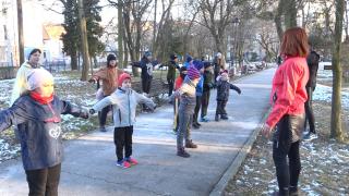 În ciuda frigului, o tânără din Deva i-a convins pe părinți și copii să facă mișcare afară