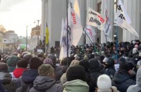 Parlamentul Ucrainei, luat cu asalt de mii de protestatari furioşi. Au forţat intrarea şi s-au îmbrâncit cu poliţiştii din cauza unei legi