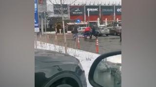 Doi şoferi şi-au împărţit pumni şi picioare din cauza unui loc de parcare, la un mall din Cluj
