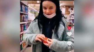 Reacţia Auchan în cazul tinerei filmate când înţeapă mai multe prezervative apoi le pune la loc pe raft, într-un supermarket
