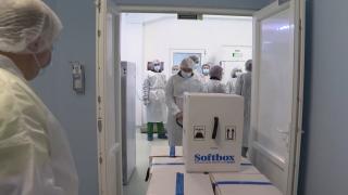 Vaccinarea copiilor de 5-11 ani începe mâine. Peste 100.000 de doze pediatrice anti-COVID de la Pfizer au ajuns în ţară