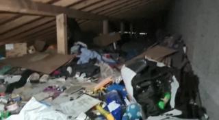 Mansardă transformată într-o groapă de gunoi, de locatarii unui apartament din Popești-Leordeni. Vecinii, aduși în pragul disperării