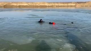 Sfârşit cumplit pentru un muncitor din Olt. Bărbatul s-a răsturnat cu buldoexcavatorul într-un lac îngheţat