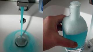 Imagini bizare surprinse într-un apartament din Constanţa. O femeie s-a trezit cu apă albastră la robinet: "Îmi e teamă să mai folosesc apa"