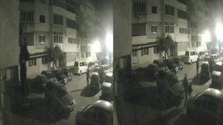 Trei tineri din Tecuci, filmaţi cum fură o haină pusă la uscat pe balcon. Cum s-a căţărat hoţul până la etajul 1