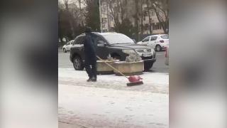 Românii, campionii improvizaţiilor. Un gălăţean a inventat un dispozitiv de deszăperire folosind o mătură şi un extinctor