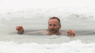 Baia la copcă, tot mai populară printre români: "Simţi ca şi cum ar trece curenţii şi ar îngheţa pe tine"