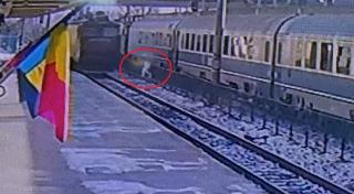 Momentul în care o fată de 13 ani este călcată de locomotivă, în gara Bacău. Copila sărise un gard și voia să ajungă pe peron
