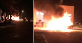 Maşină făcută scrum într-o parcare, pe autostrada A1. Un şofer s-a speriat când a văzut flăcările uriașe