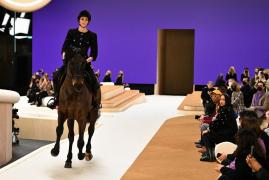 Chanel, prezentare de modă extravagantă. Show-ul de la Paris a fost deschis de un cal