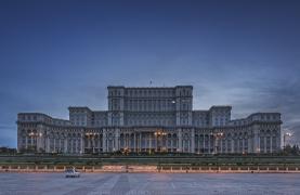 Facturile uriașe sting lumina în instituțiile statului. Cât are de plătit Casa Poporului, a doua cea mai mare clădire din lume