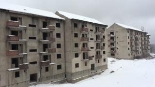 13 blocuri, scoase la vânzare pentru 49.000 de euro fiecare, "preţ negociabil". "Era bătălie pentru ele"