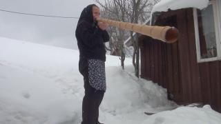 Cum se fabrică un tulnic, străvechiul "telefon" din Apuseni. Localnicii cred că ar avea și efect vindecător la anumite boli