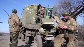 Atmosferă apăsătoare în Ucraina: elevii învață despre explozibili, iar adulţii sunt instruiţi să tragă cu arma